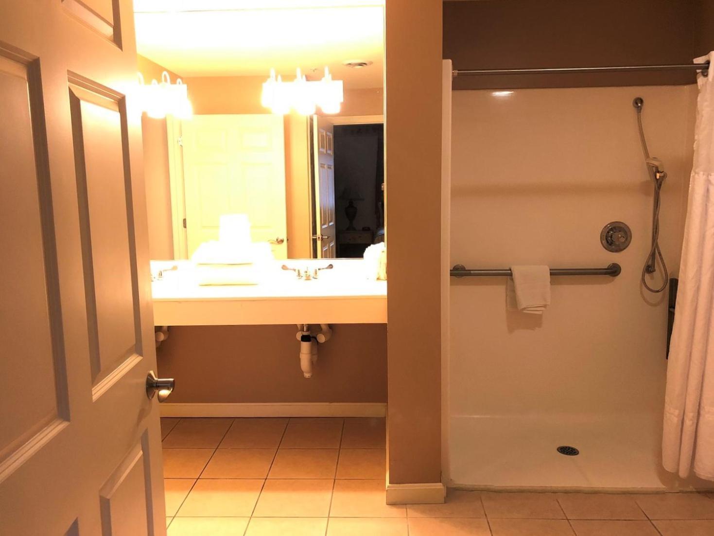 Vacation Village In The Berkshires Hancock Cameră foto A typical bathroom in a hotel