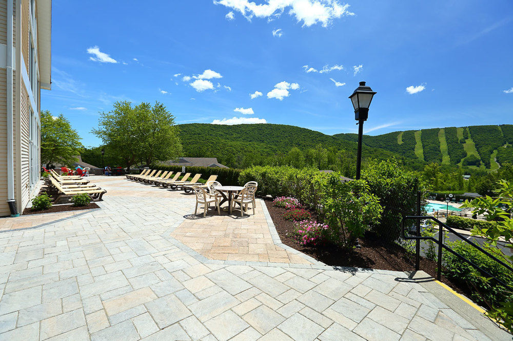 Vacation Village In The Berkshires Hancock Exterior foto The patio at the Mountain View Grand Resort